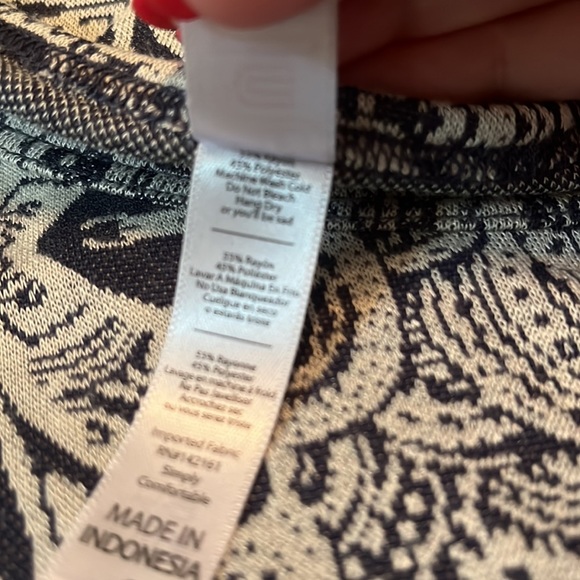 LuLaRoe Classic T - Size Small. Jacquard material - Picture 10 of 12